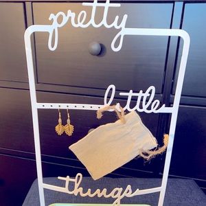 🔴 Gold colored dangle earrings